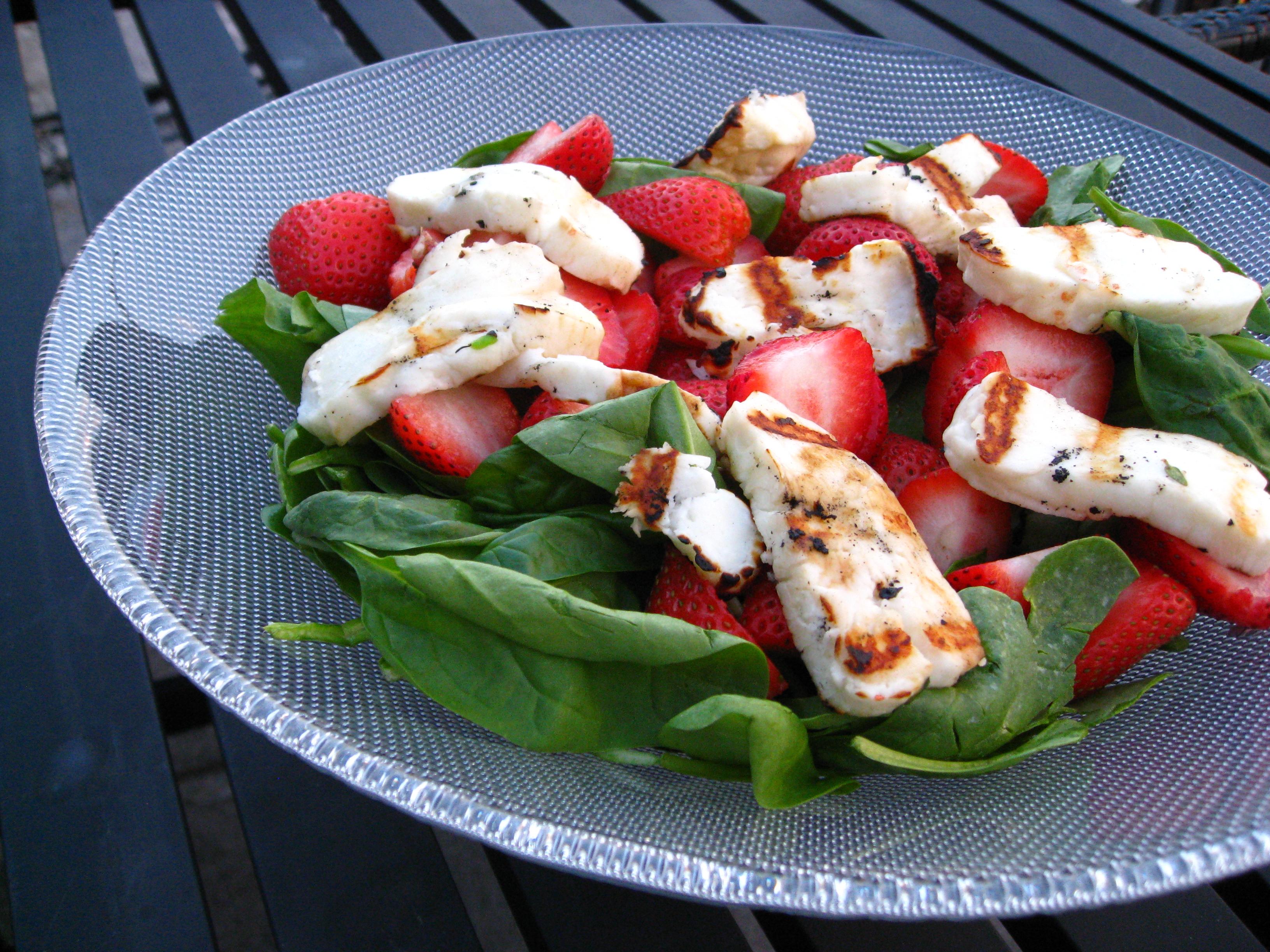 fresh strawberry spinach halloumi salad