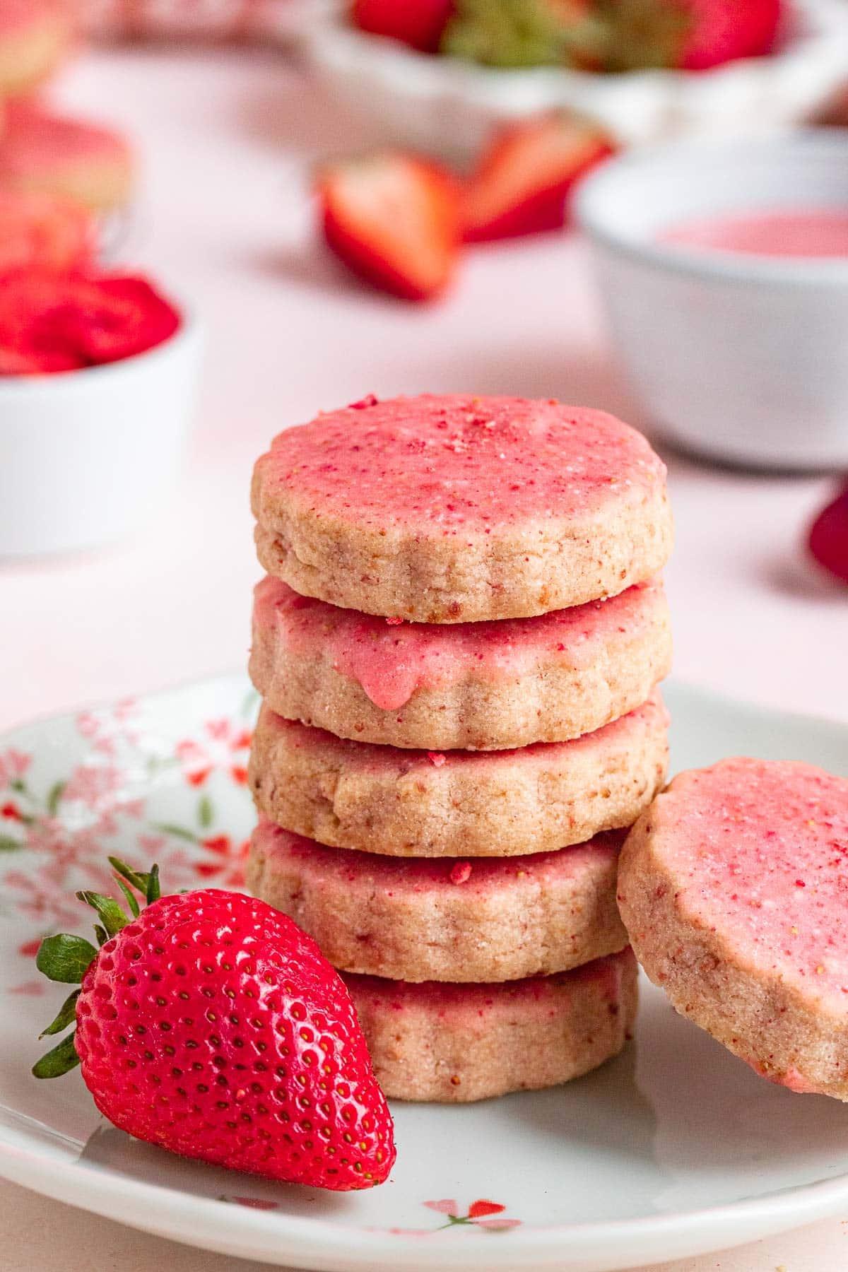 Ingredients for strawberry shortcake salt: freeze dried strawberries, shortcake cookies, sea salt