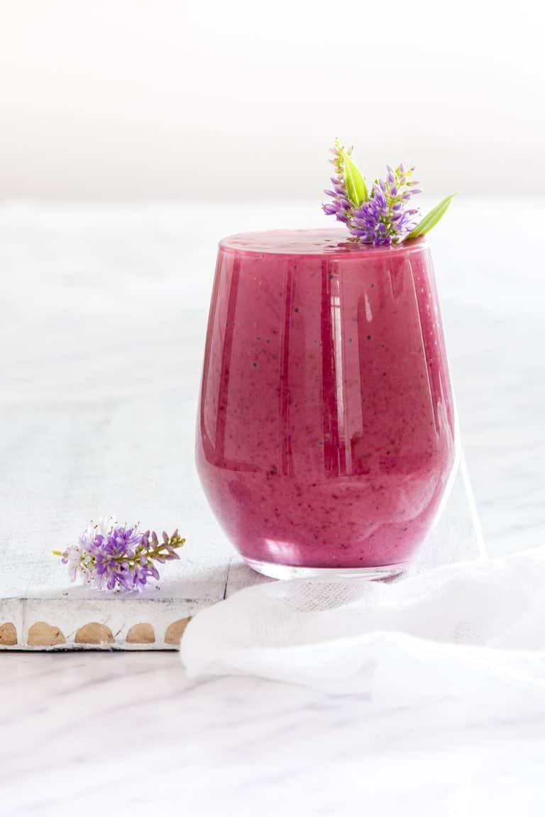 blackberry swirl smoothie in a glass