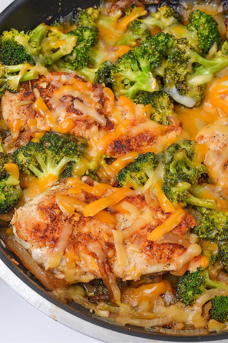 Keto chicken with paprika and onion served with a side of steamed broccoli