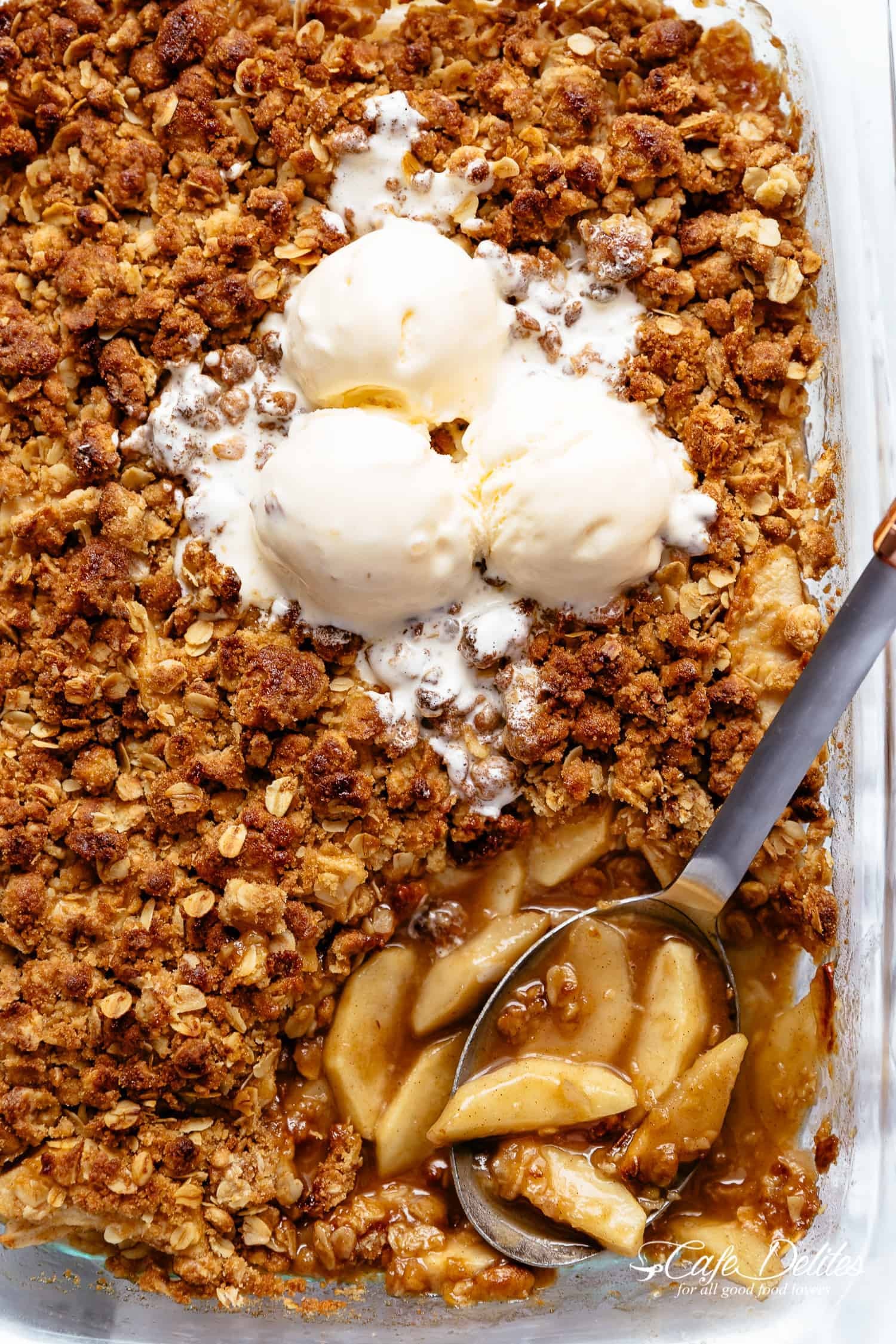 golden apple crisp with cinnamon crumble topping