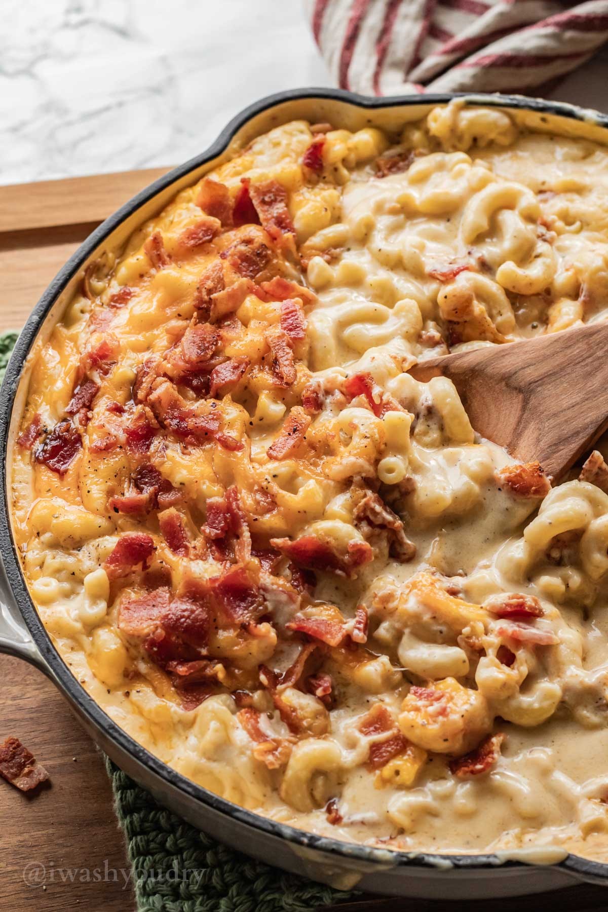 creamy mac and cheese with crispy bacon