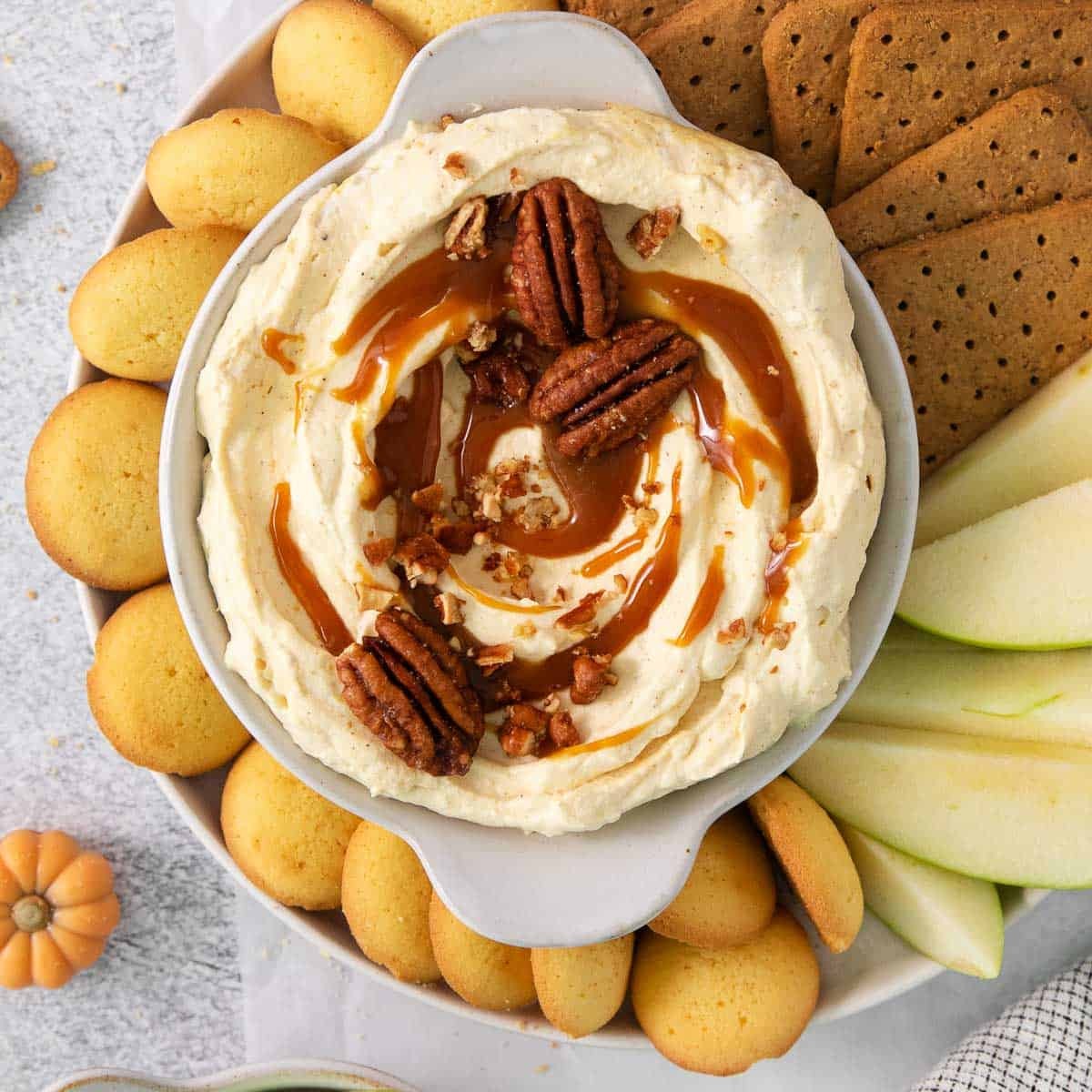 sugar-free pumpkin cheesecake dip with cinnamon sticks and graham crackers