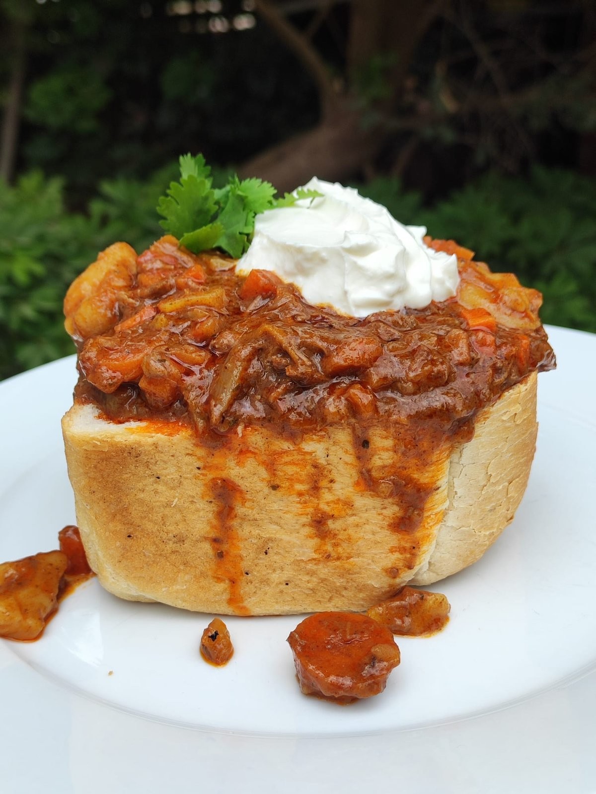 Bunny chow with chicken stir-fry curry served in a bread loaf