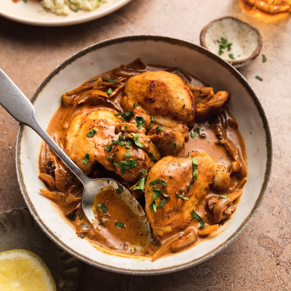 Keto chicken with paprika and onion served on a plate